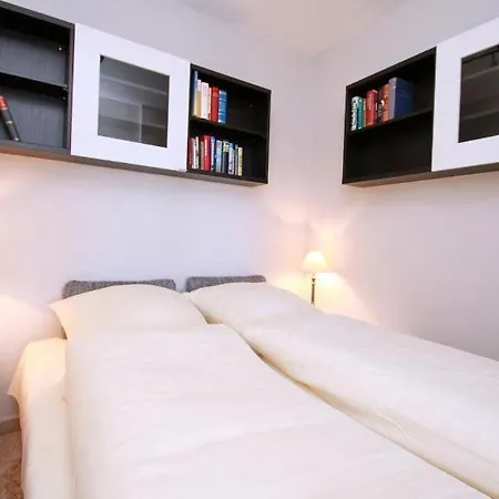 Traumhafter-Blick-Mit-Balkon-Aussenpool-Und-Sauna *